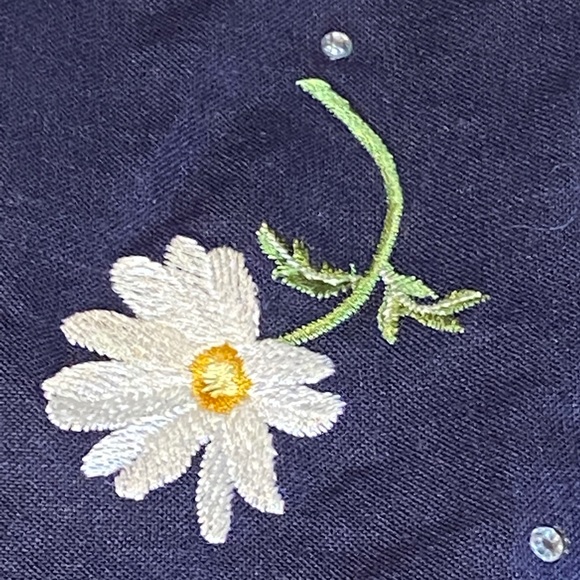 The Quacker Factory Embroidered Embellished Daisies Button Down Shirt Small EUC - Picture 2 of 3